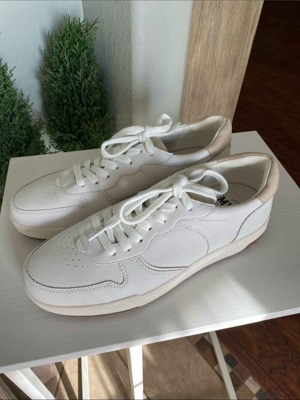 Madewell Mens size 8 unisex White Leather Sneakers with Beige Heel womens 9.5